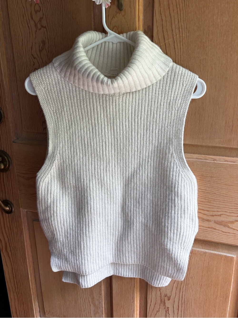 Uniqlo Cream Ribbed Sleeveless Turtleneck Sweater | Large